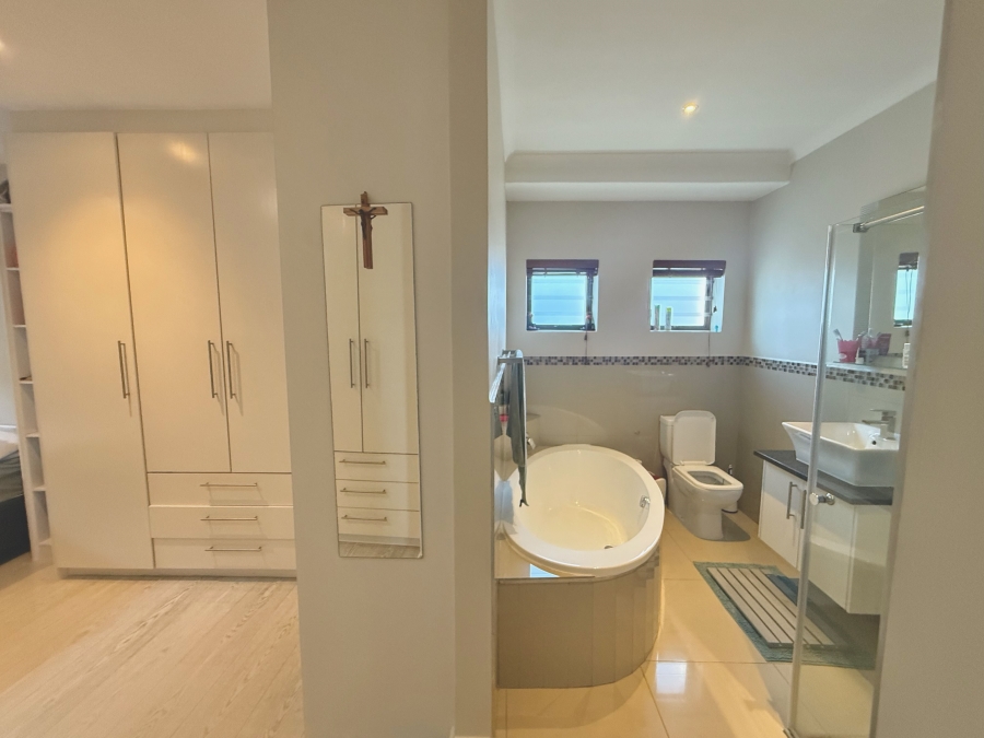 5 Bedroom Property for Sale in Parklands North Western Cape